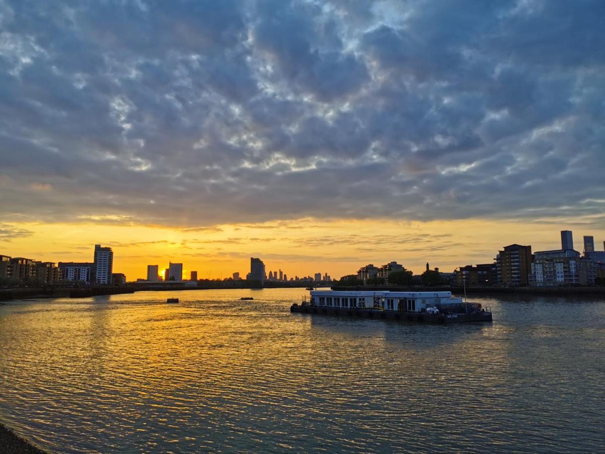 Homestay Room With Stunning Thames River View London Exterior photo